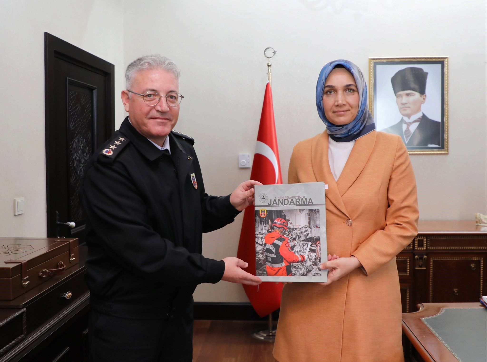 Jandarmanın deprem bölgesindeki faaliyetleri bu dergide toplandı