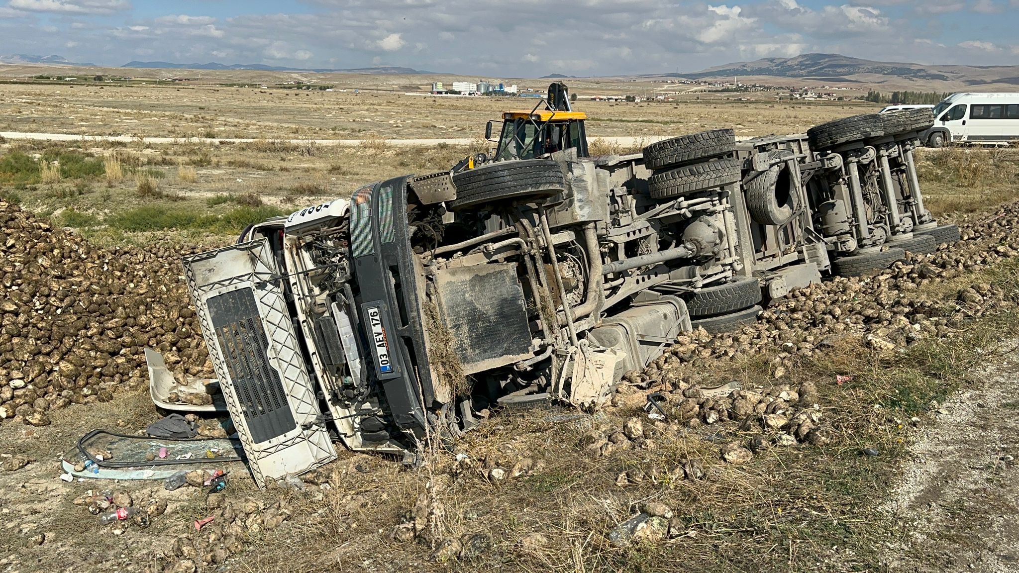 Hafriyat kamyonu şeker pancarı taşıyan tıra çarptı, 3 kişi yaralandı!