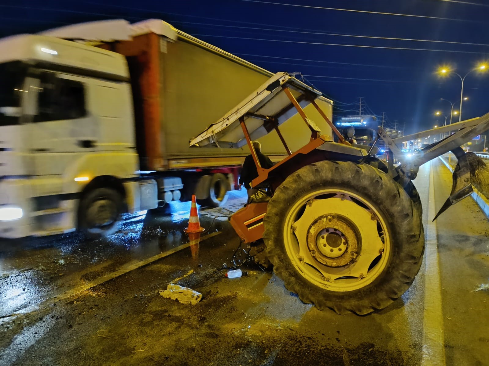 Kazada traktör ikiye bölündü!