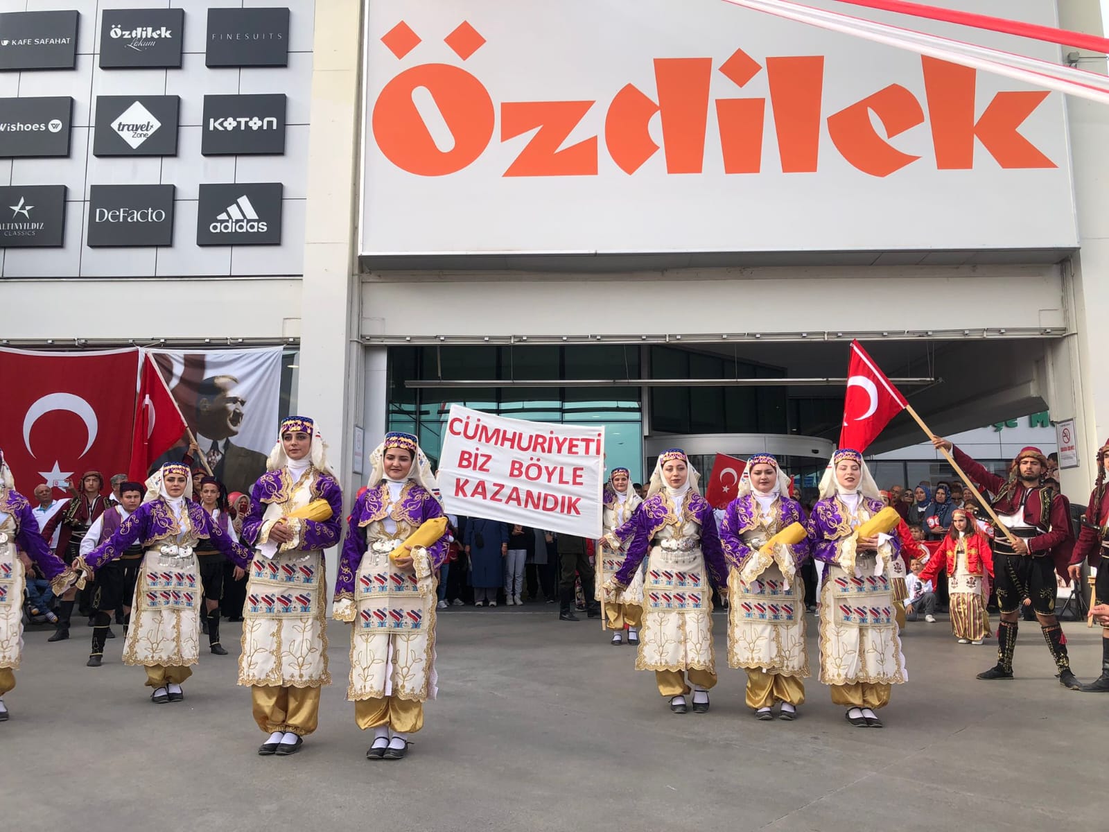 Özdilek Afyon’da Cumhuriyet’in 100.yılı coşkuyla kutlandı