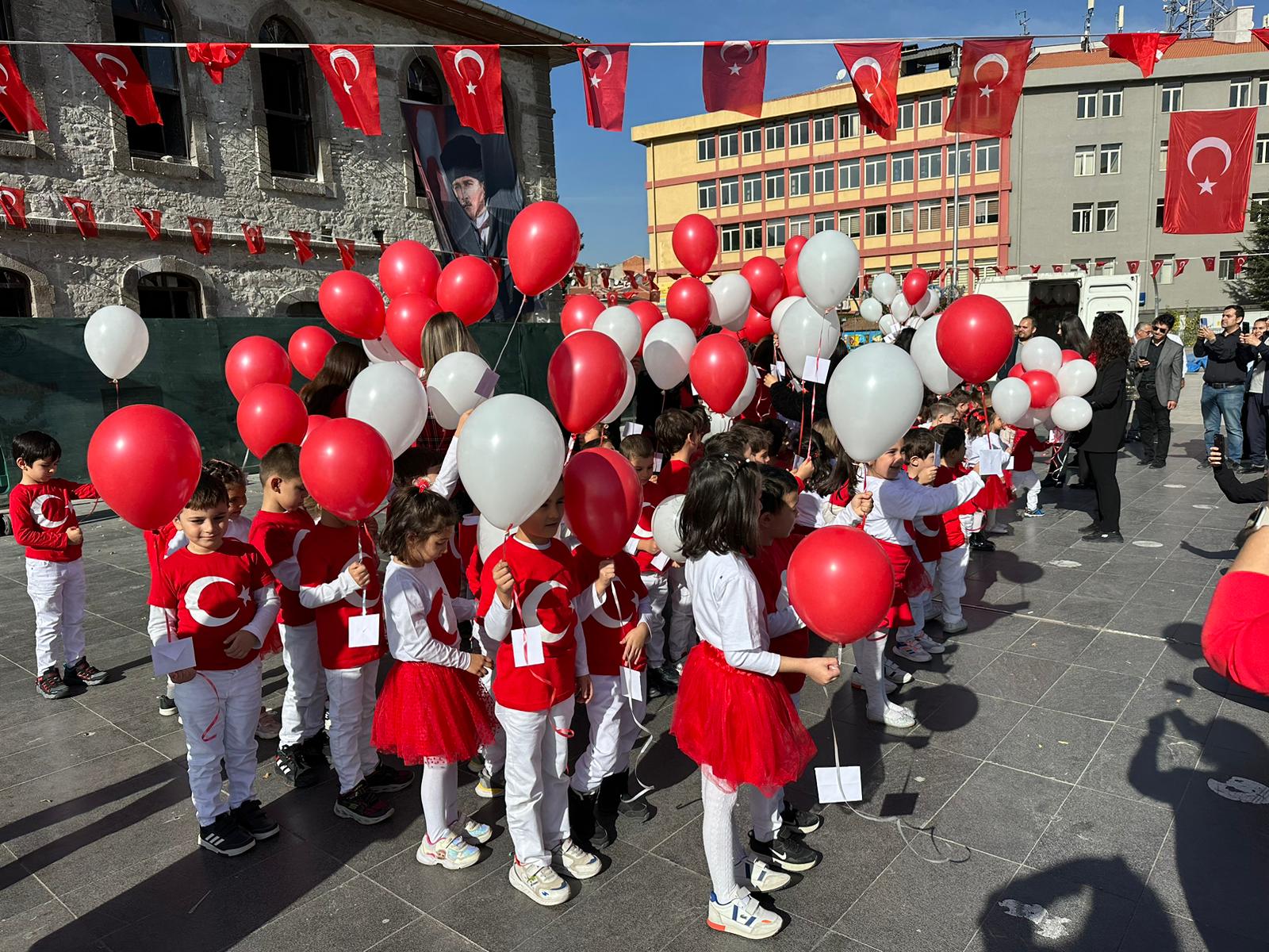 100. Yılda, 100 balon gökyüzünü renklendirdi