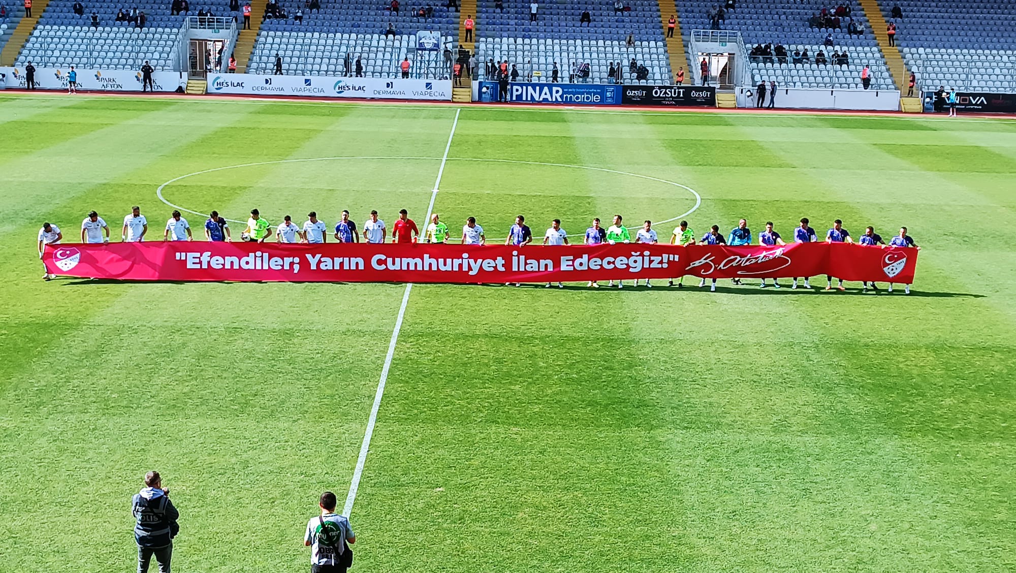 Futbolculardan anlamlı pankart