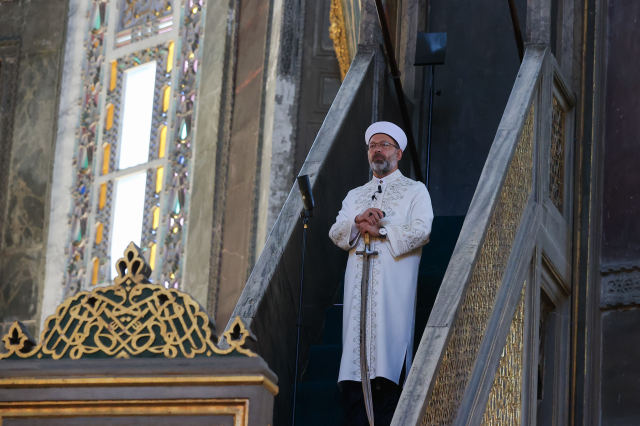 Erbaş, elinde kılıçla hutbe okudu