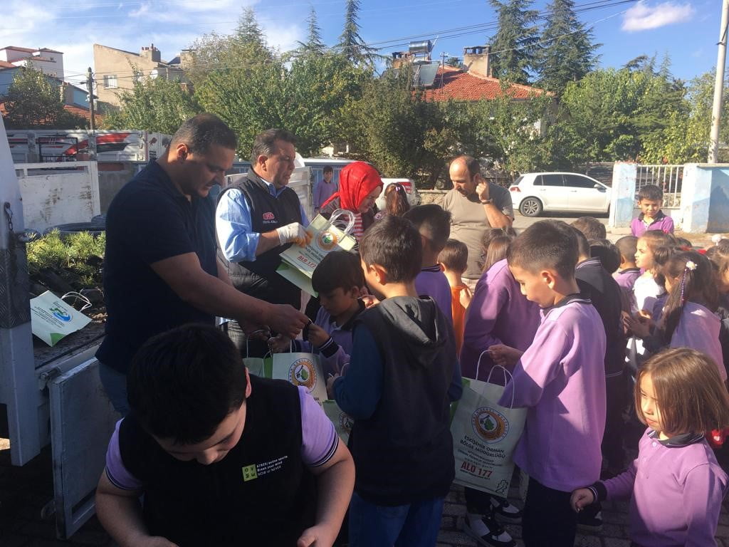 Öğrenciler, fidanları bahçelerine diktiler