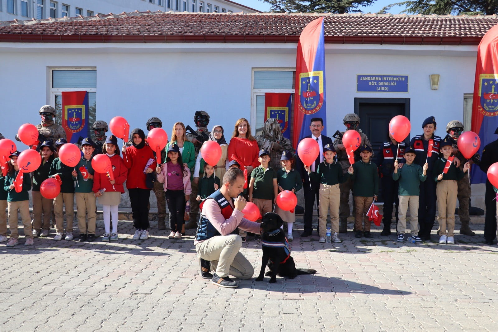 Jandarma faaliyetlerini öğrencilere anlattı