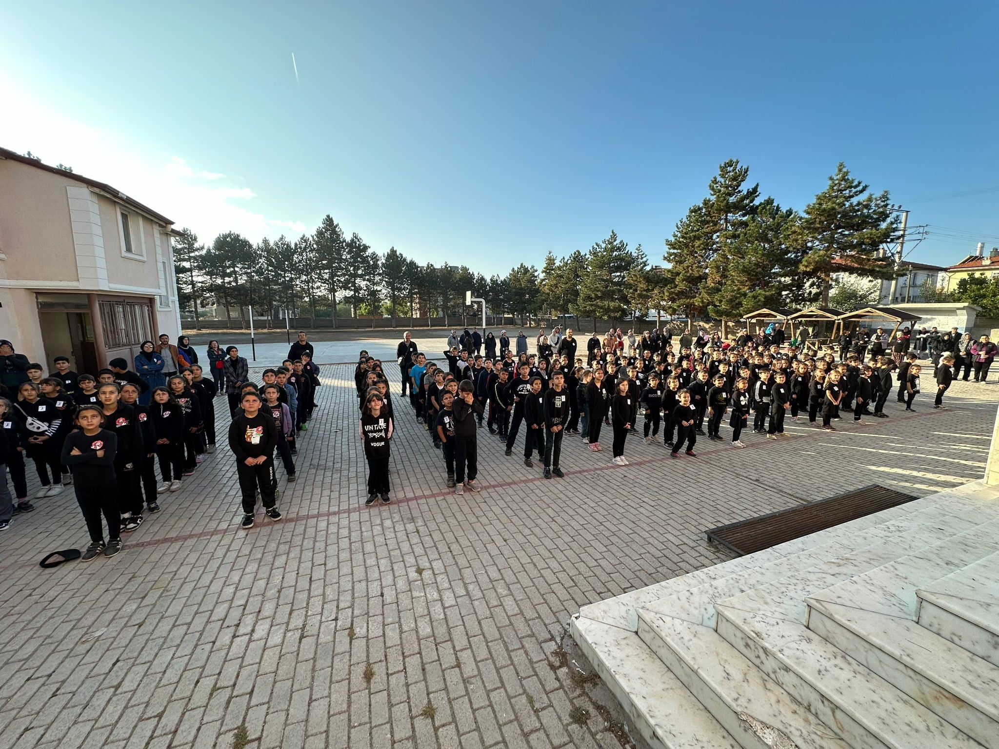 Öğrenciler, Atatürk’ü marşlarla yad etti