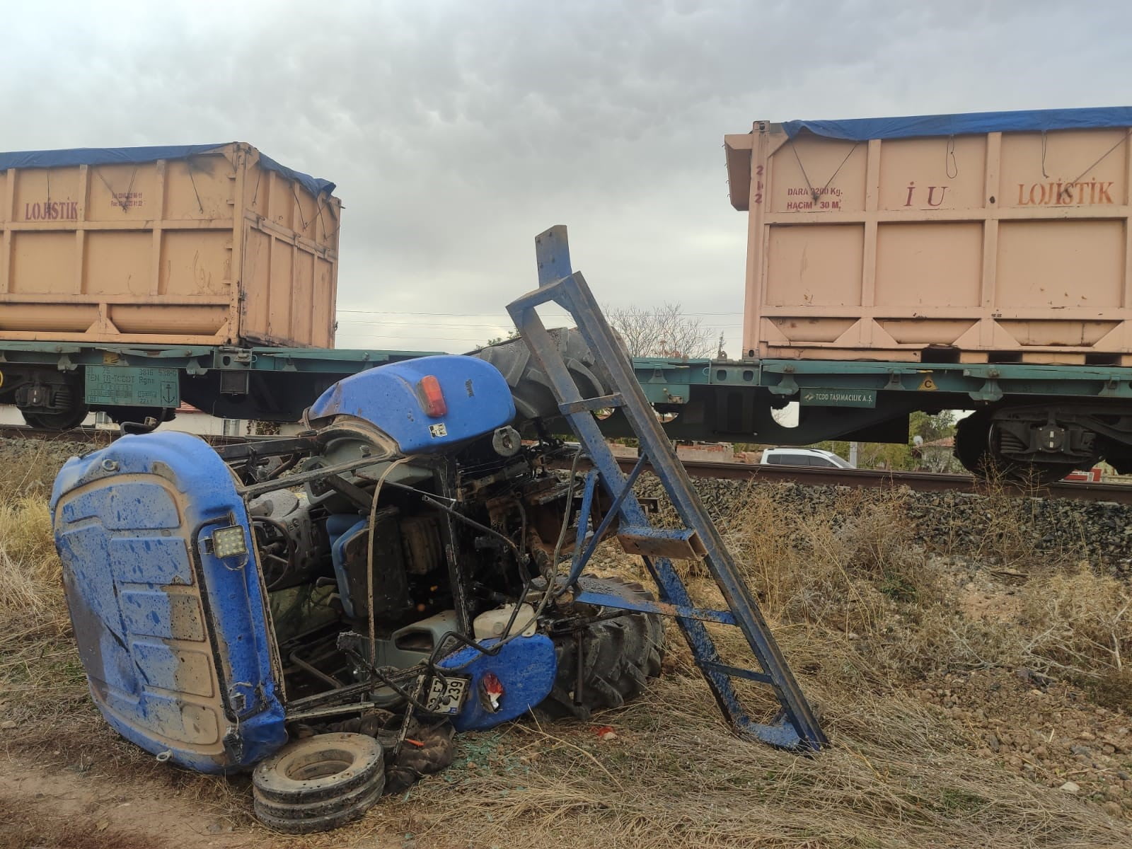 Yük treni traktöre çarptı!