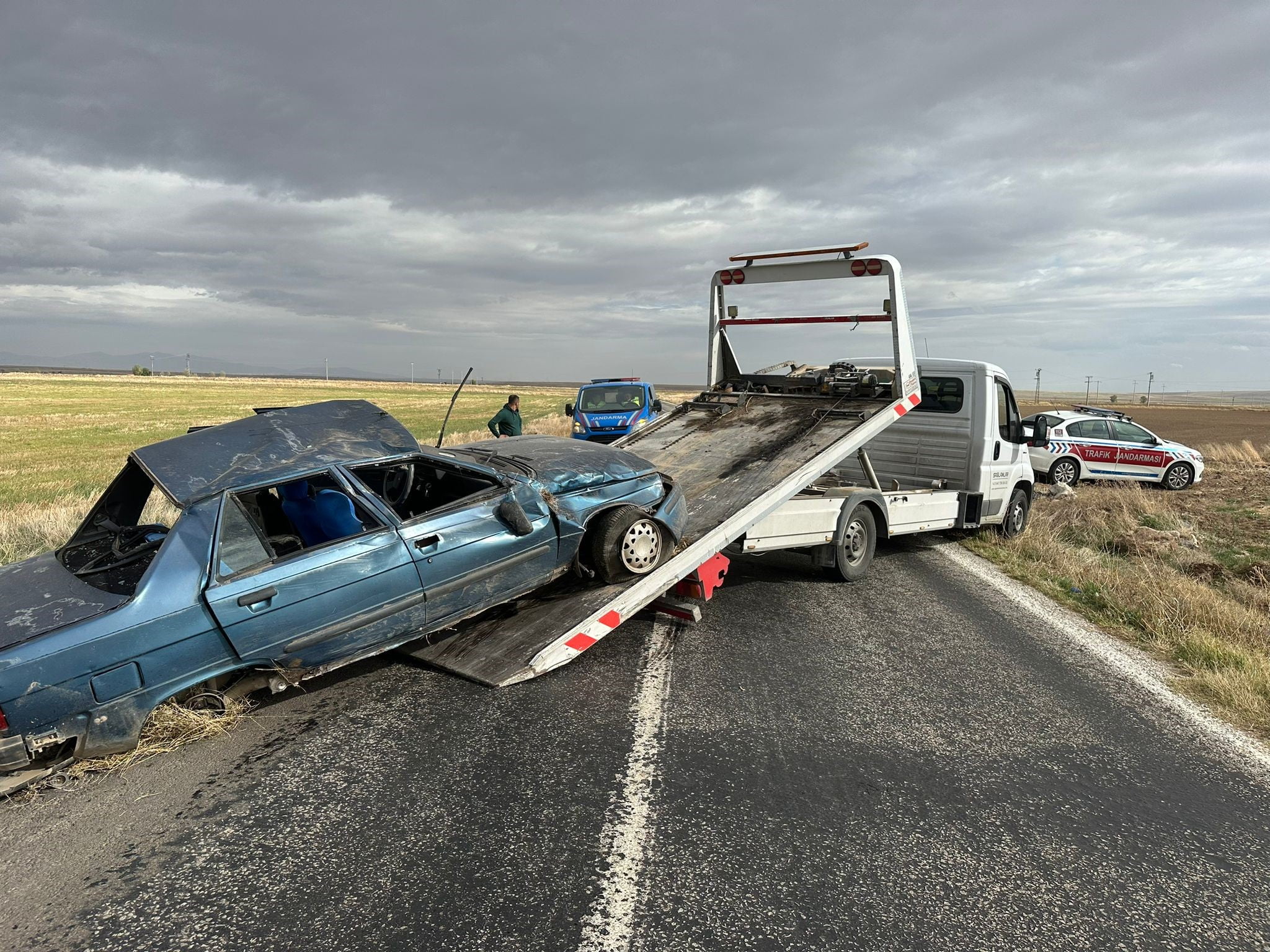 Tarlaya giren otomobilde 3′ ü çocuk 6 kişi yaralandı