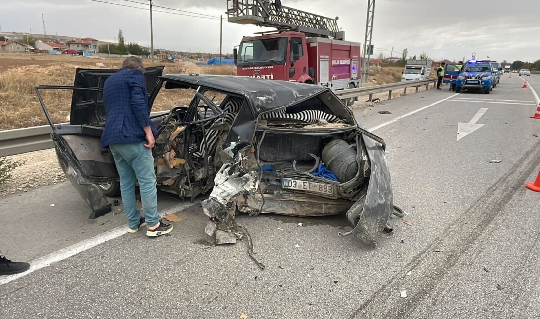 Afyonkarahisar’da iki otomobilin çarpıştığı