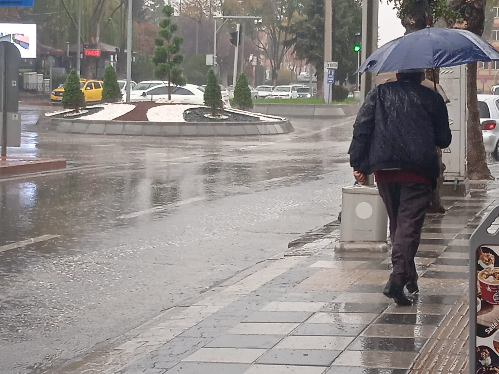 Afyonkarahisar’da sağanak yağış rüzgarla birlikte etkili oldu!