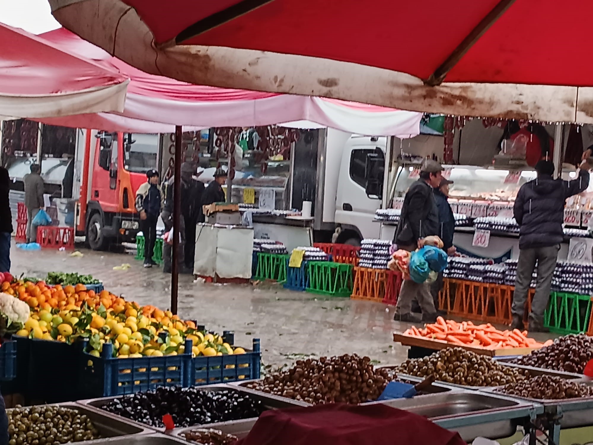 Pazarcı esnafının yağmur ve şiddetli rüzgarla imtihanı