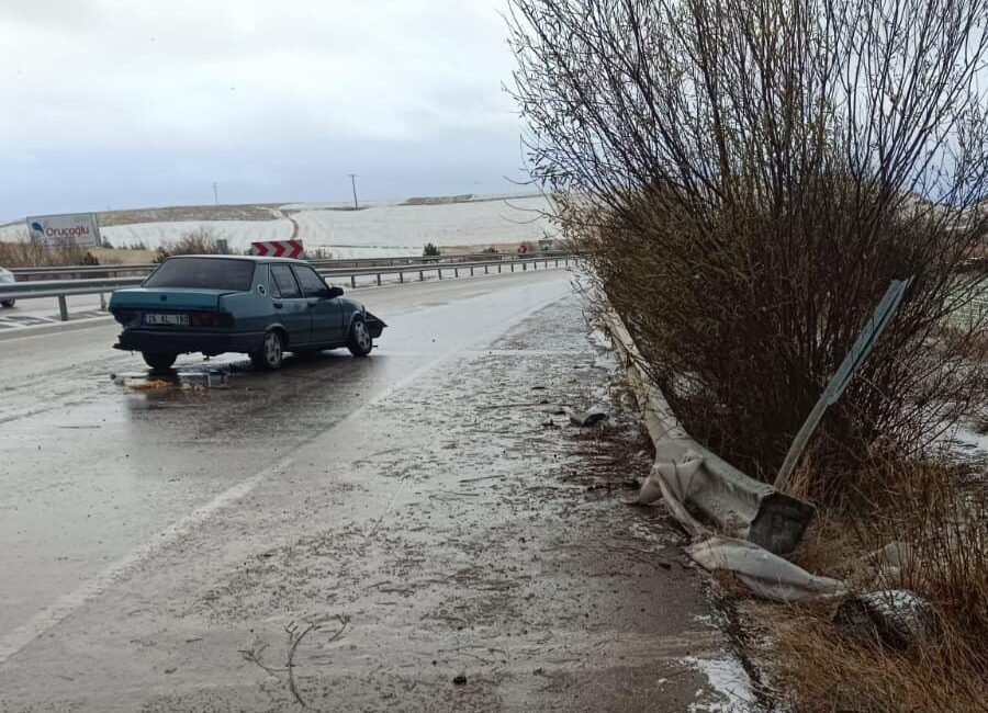 Afyonkarahisar’da bariyerlere çarpan otomobilde