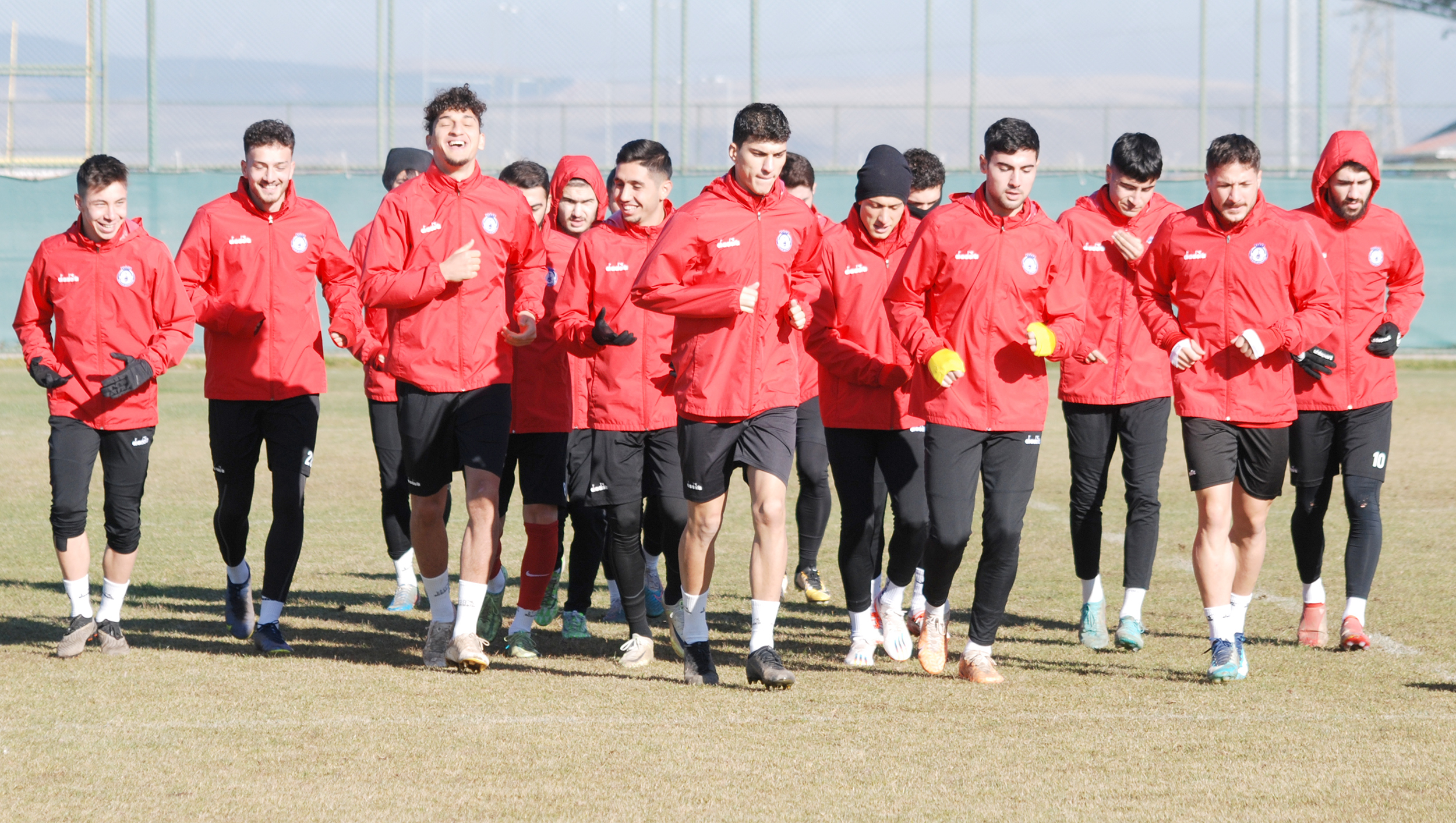 Afyonspor son antrenmanı genç futbolcularla yaptı