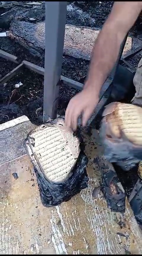 3 konteyner küle dönerken Kur’an-ı Kerim’in sayfaları yanmadı!