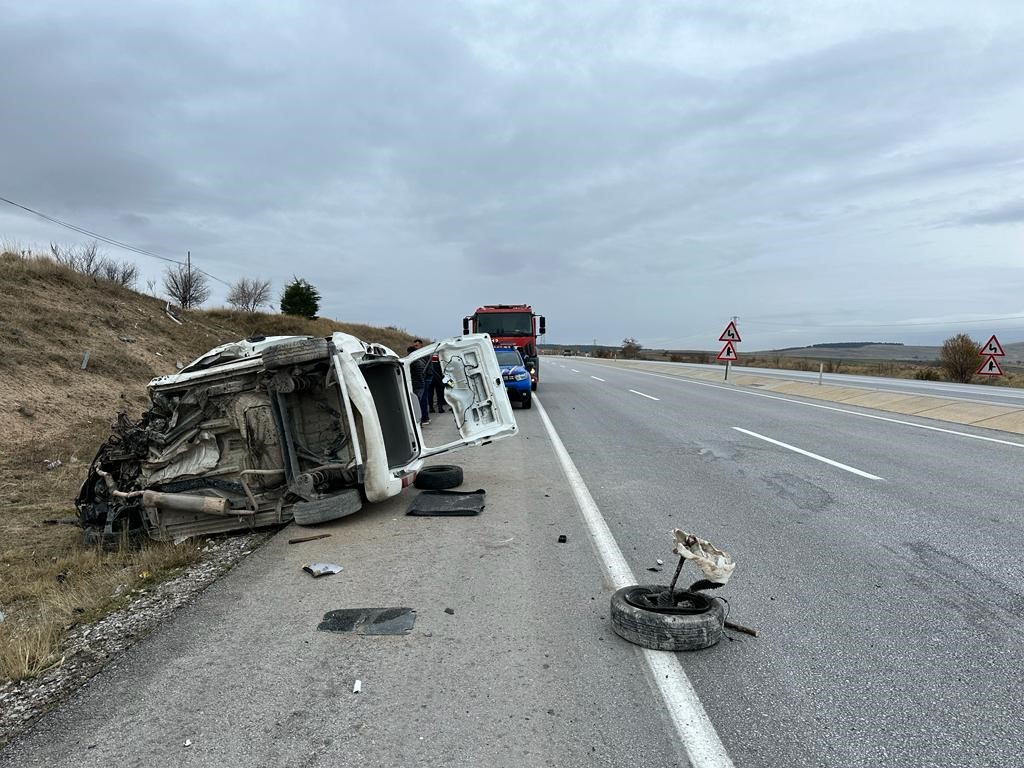 Takla atan kamyonetin sürücüsü kaldırıldığı hastanede yaşamını yitirdi!