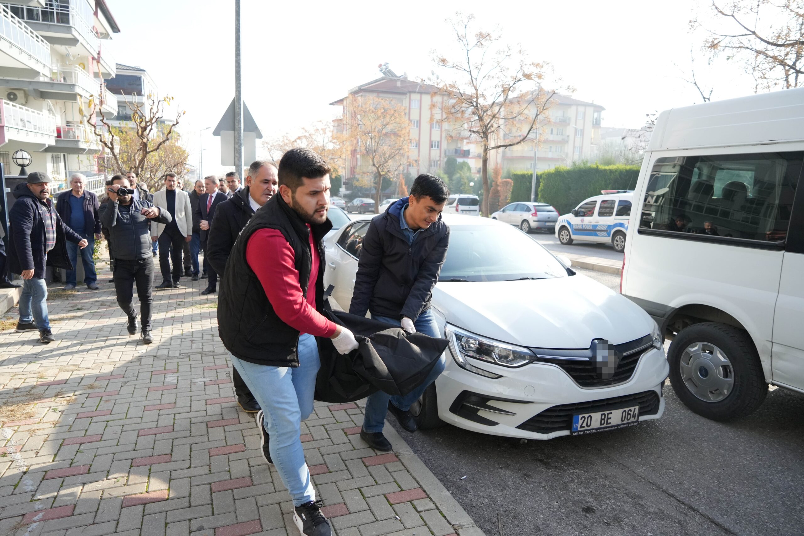 Müdür yardımcısı boğazı bıçakla kesilmiş halde bulundu!