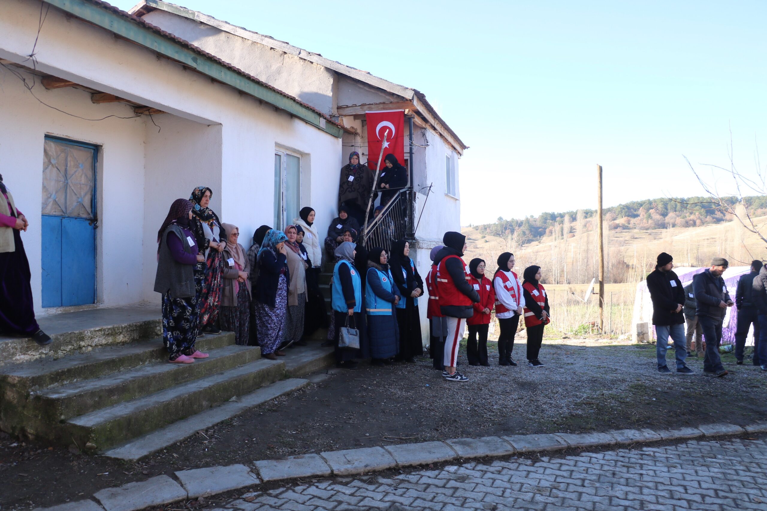 Şehidin kız kardeşi ağabeyini merasim kılıcı ile uğurladı