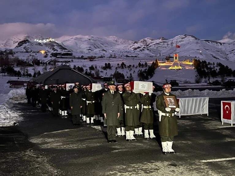 Pençe-Kilit Şehitlerimiz İçin Hakkâri Dağ ve Komando Tugayında Tören Düzenlendi