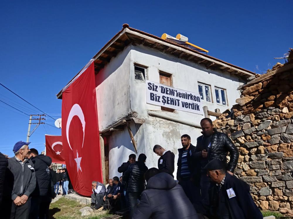 Terör ve siyasi uzantılarına pankartlı mesaj