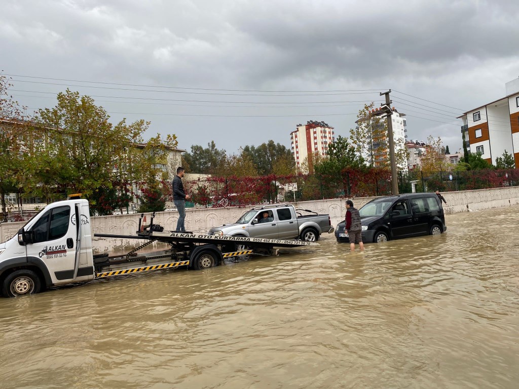 Antalya’da yağışlar, yaşamı etkiledi