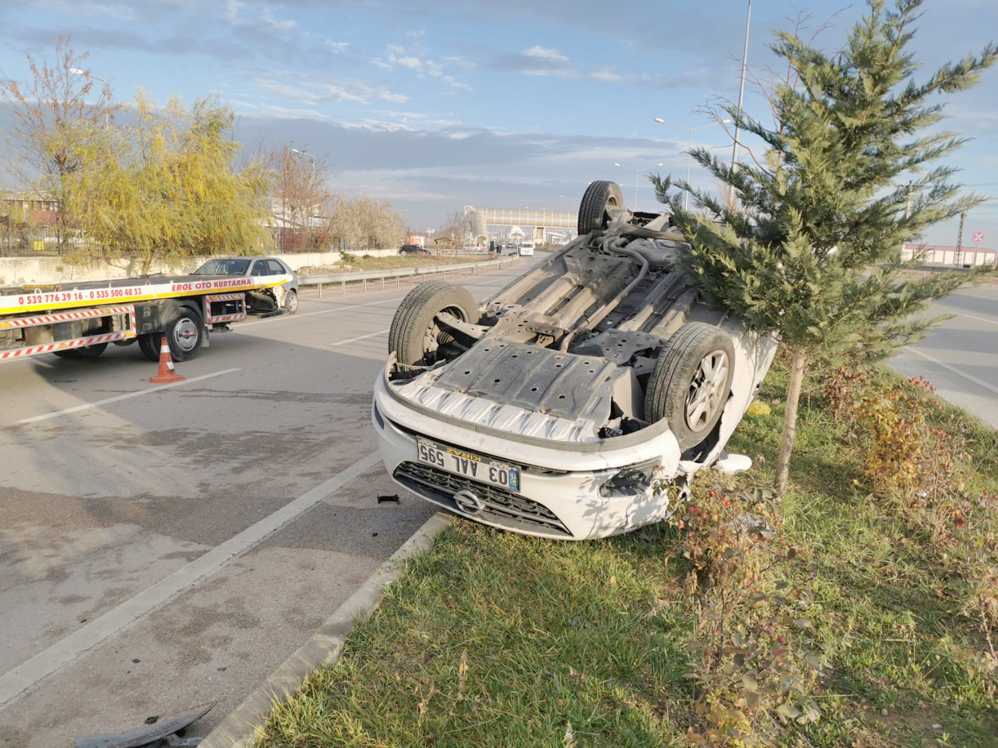 Araca çarpıp takla attı