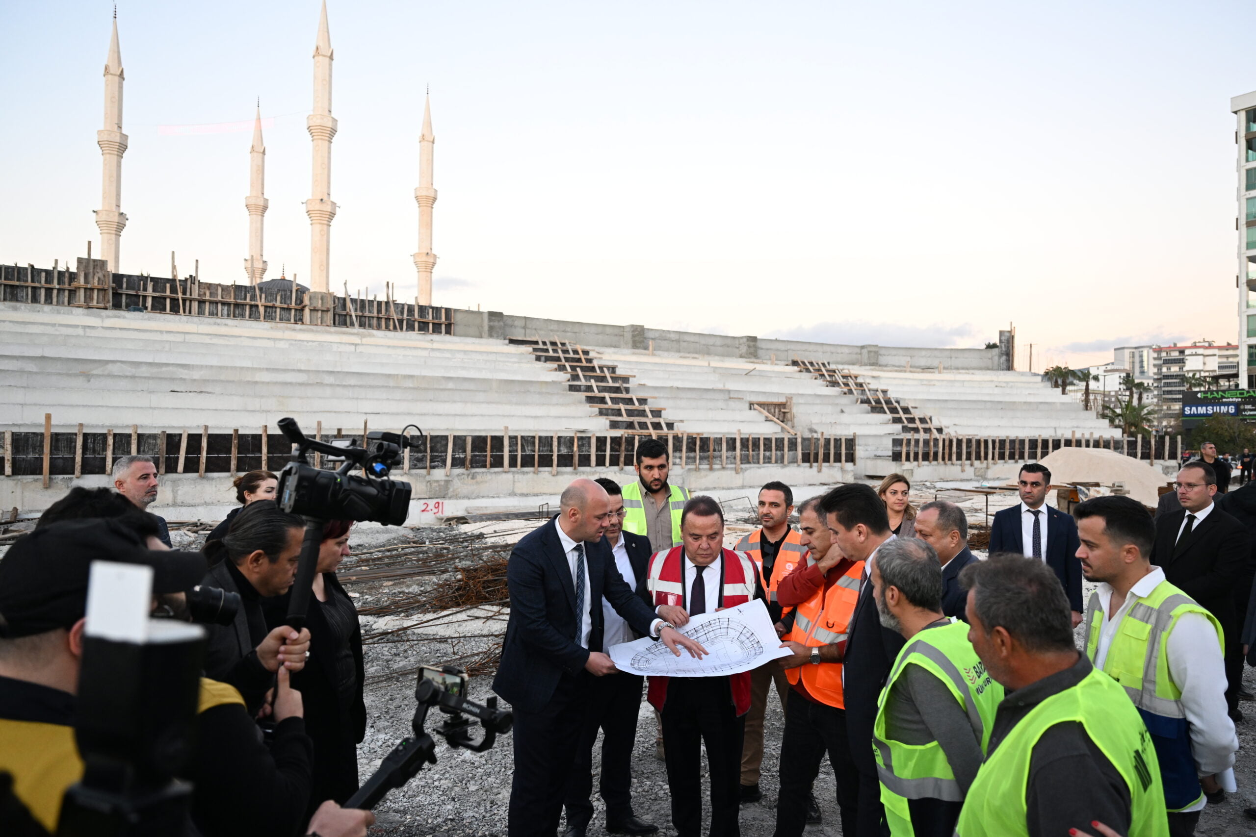 Başkan Böcek Kumluca Atatürk Stadyumu’ndaki çalışmaları inceledi