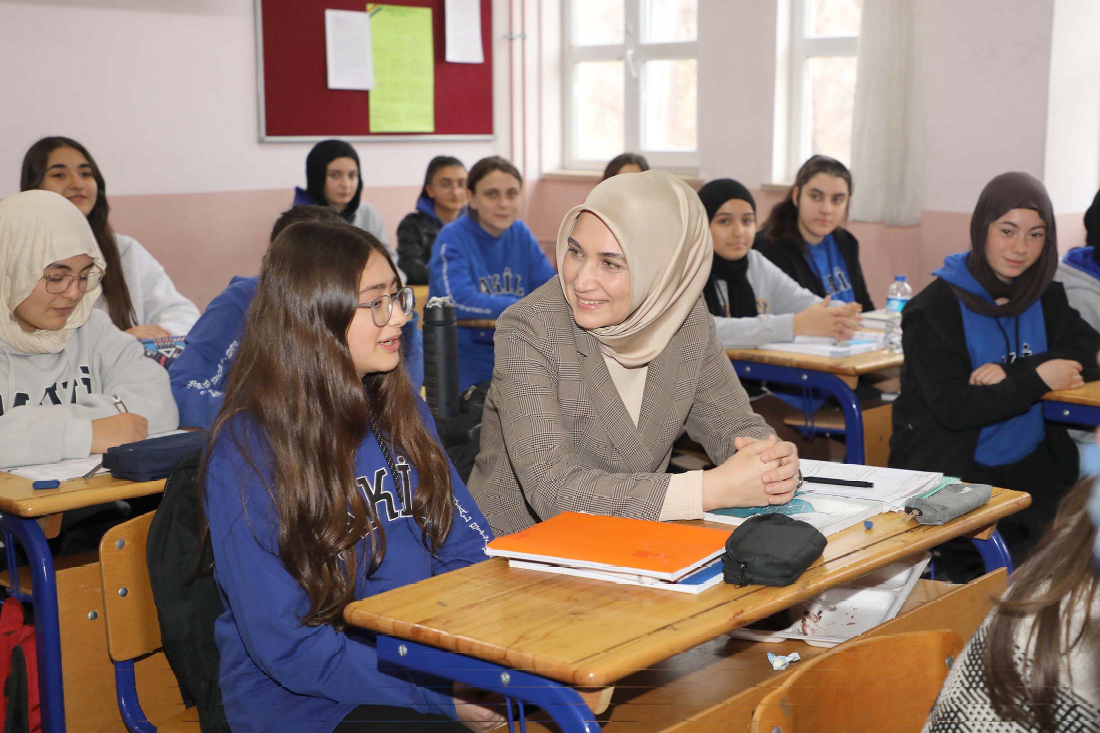 Devlet Ana öğrencileri bağrına bastı