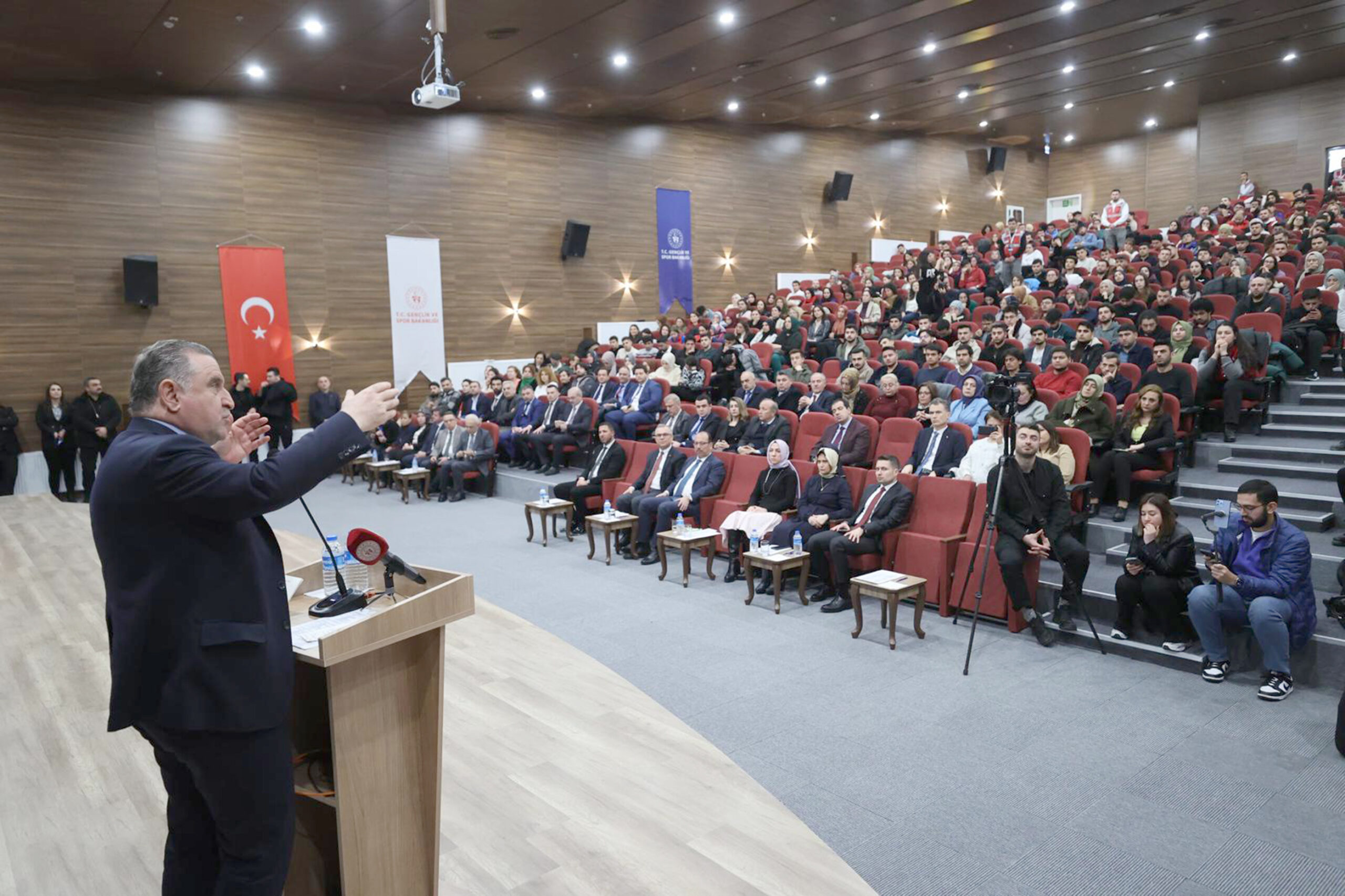 Gençlik ve Spor Bakanı Osman Aşkın Bak’tan gençlere önemli tavsiyeler!