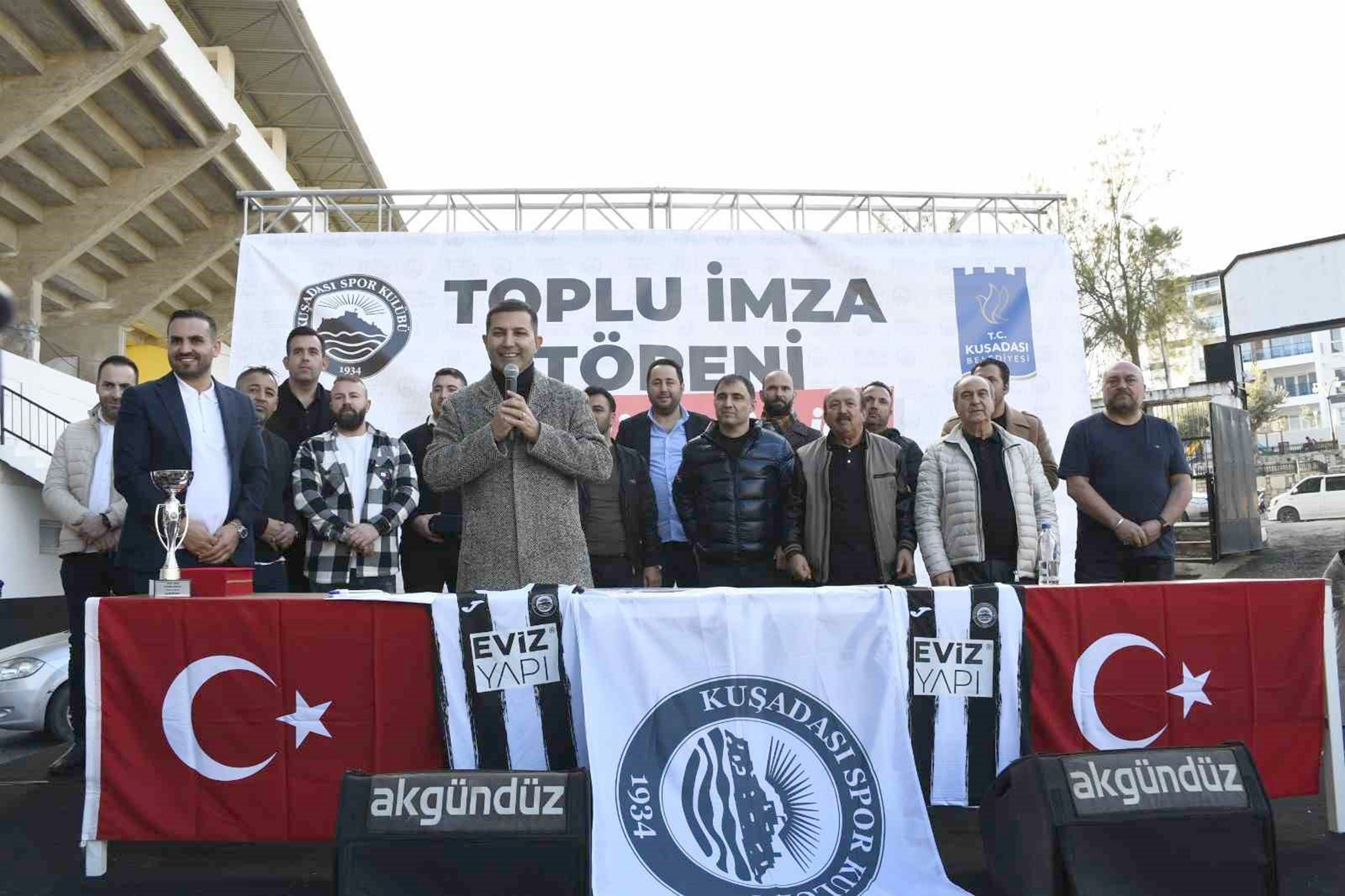 Kuşadasıspor, 8 futbolcu ile sözleşme imzaladı