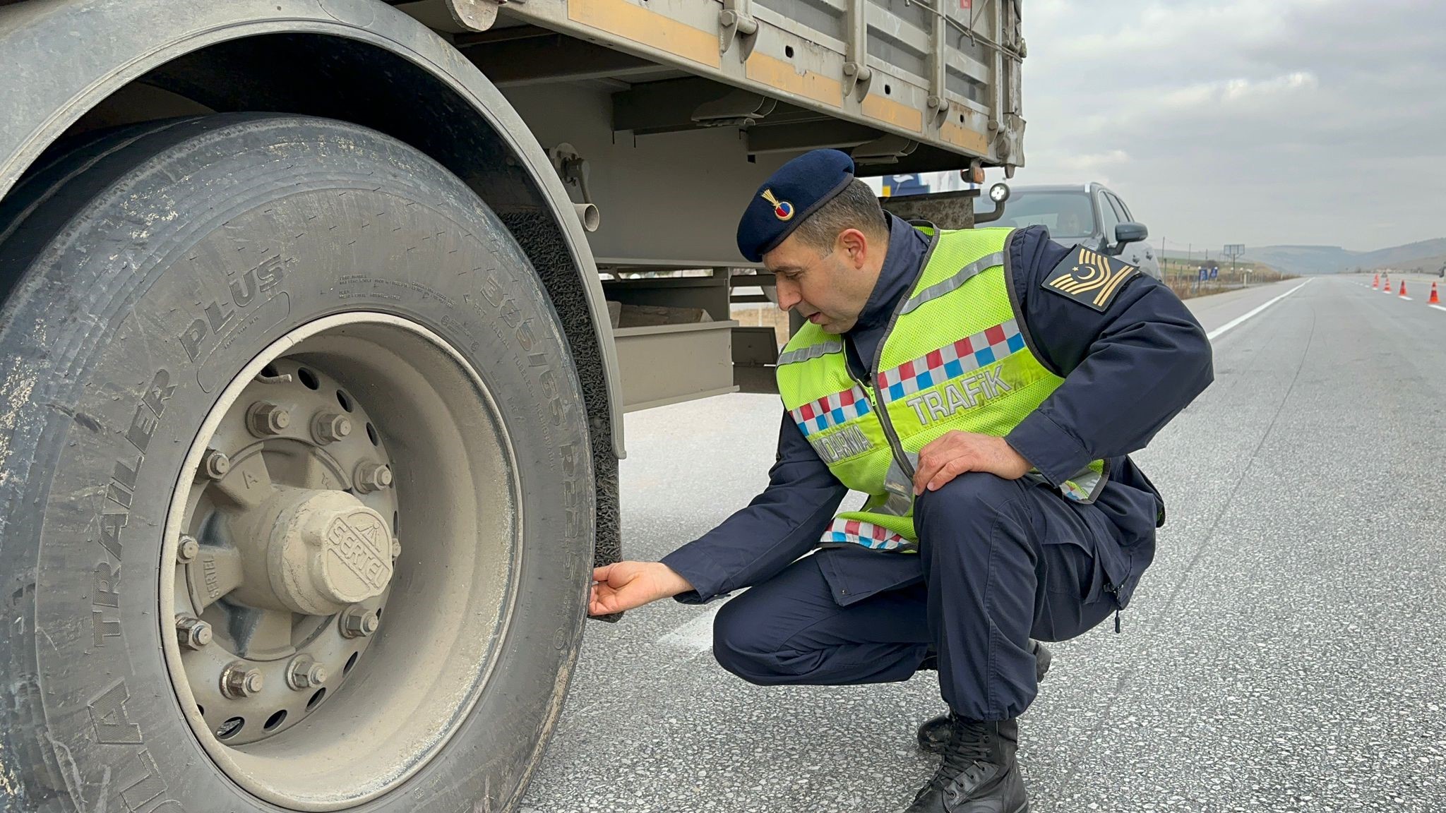 Bolvadin’de ticari araçlara yönelik kış lastiği denetimi