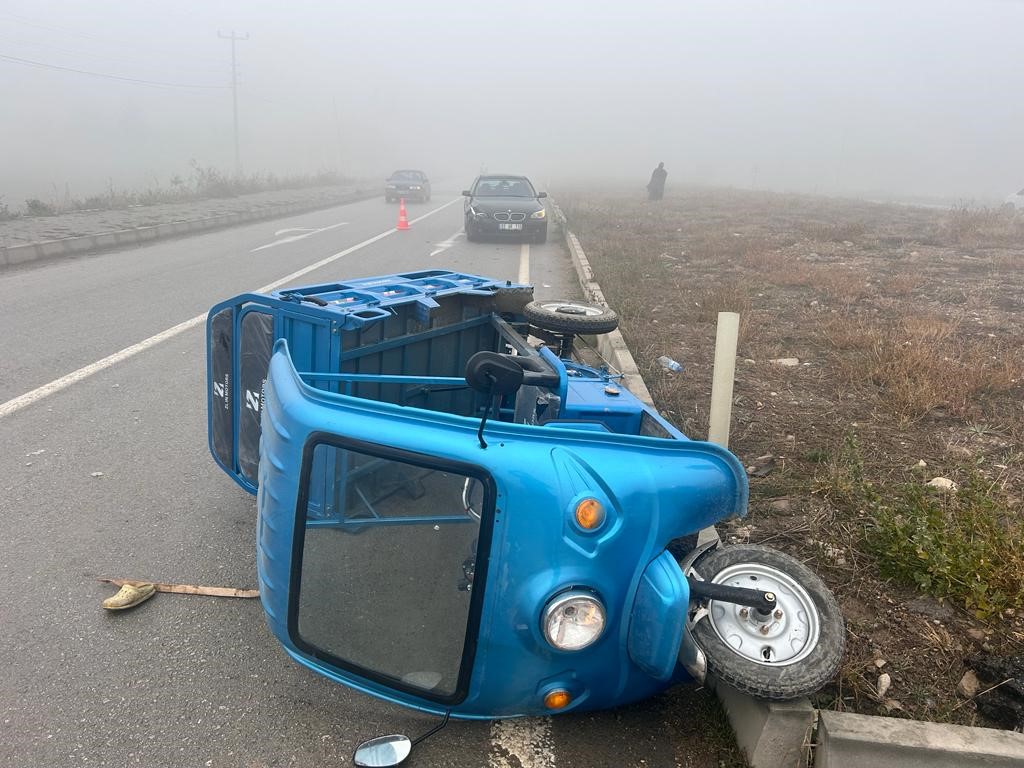 Otomobilin çarptığı elektrikli bisiklette 3 kişi yaralandı