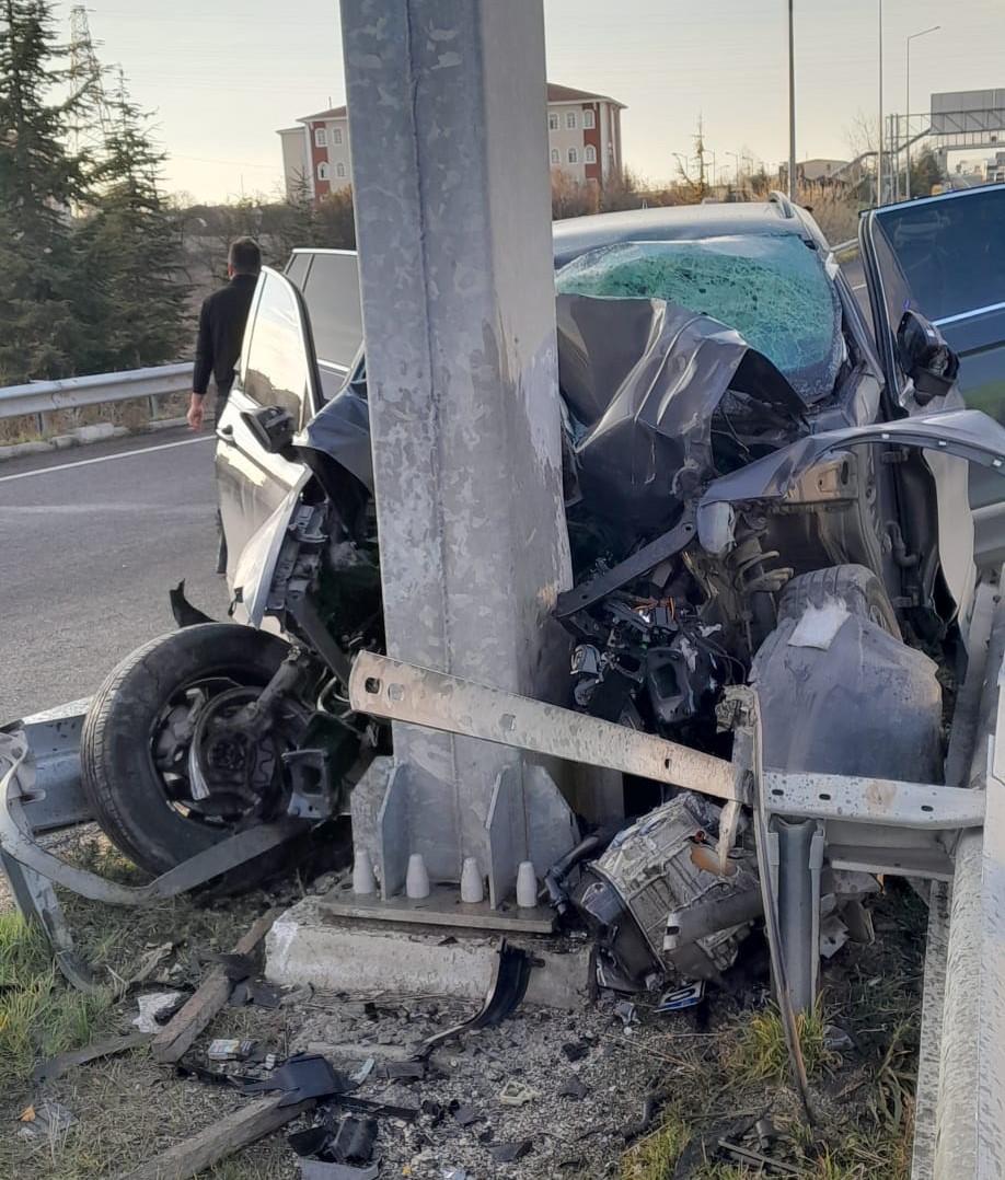 Bariyerlere saplanan otomobilin sürücüsü hayatını kaybetti!