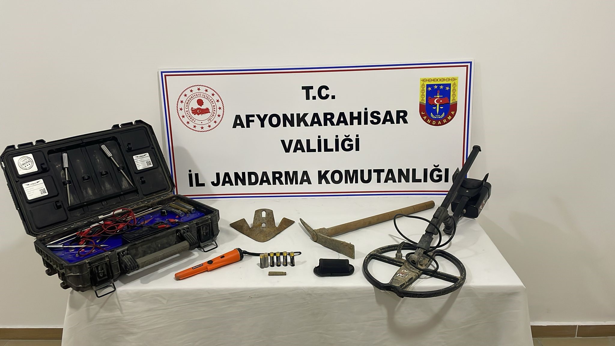 Define avcıları kazıya başlayamadan jandarmaya yakalandı