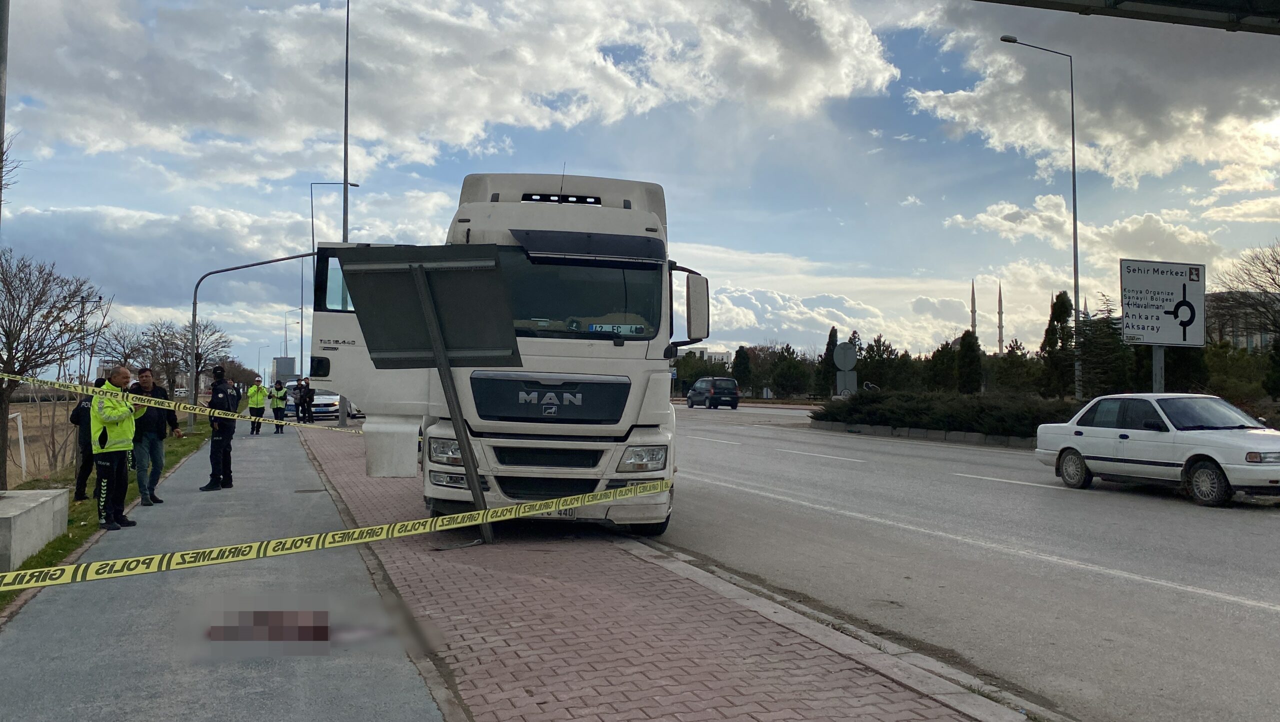 Tır tabelaya, tabela da yol kenarındaki şoföre çarptı: Sürücü ağır yaralandı