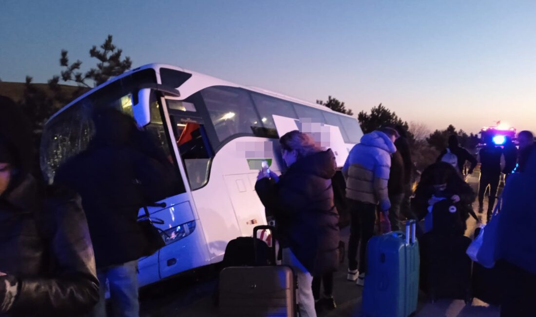 Afyonkarahisar’da kontrolden çıkarak yol