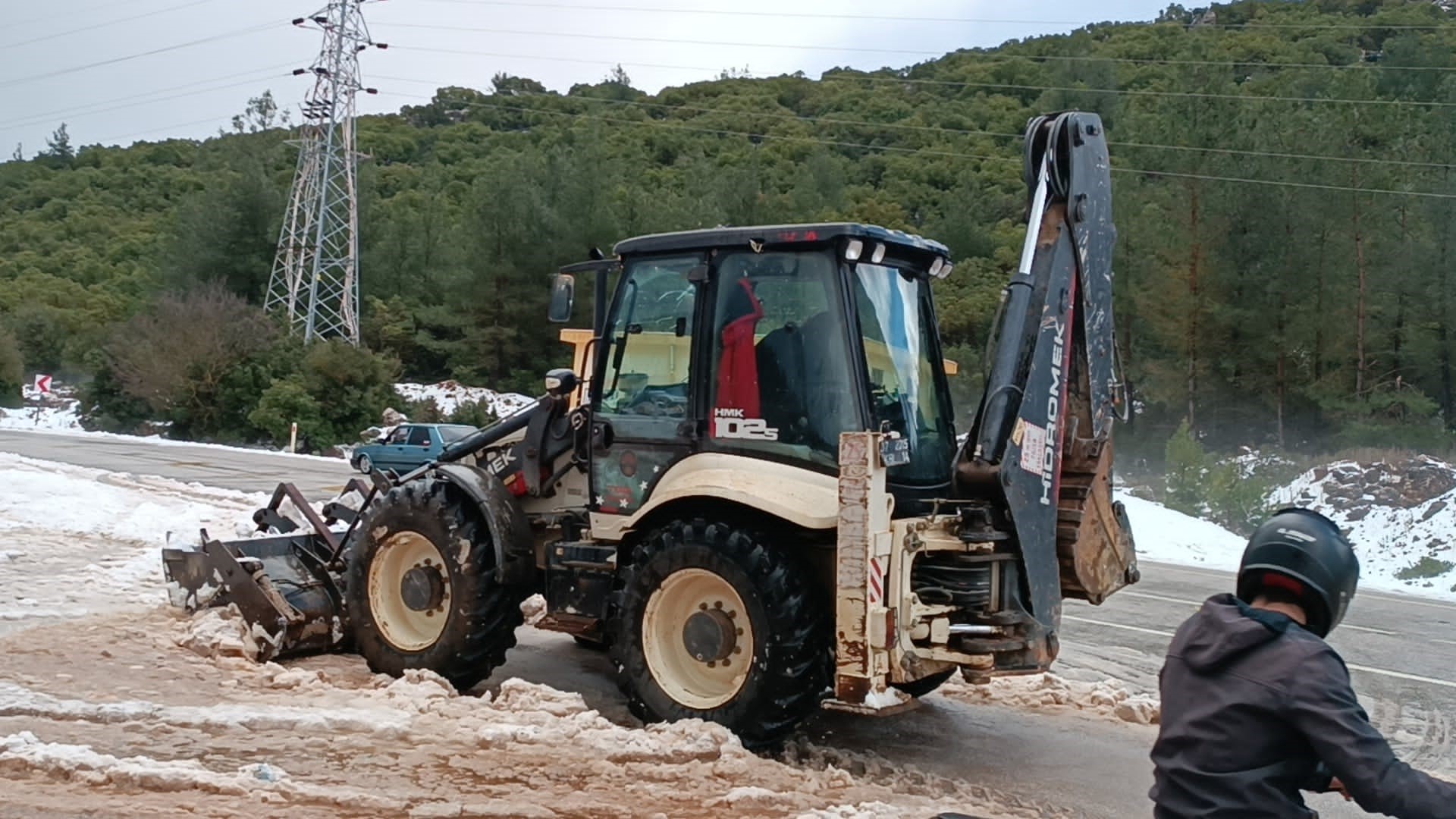 Bir anda etkili olan dolu yağışı karayolunu trafiğe kapattı