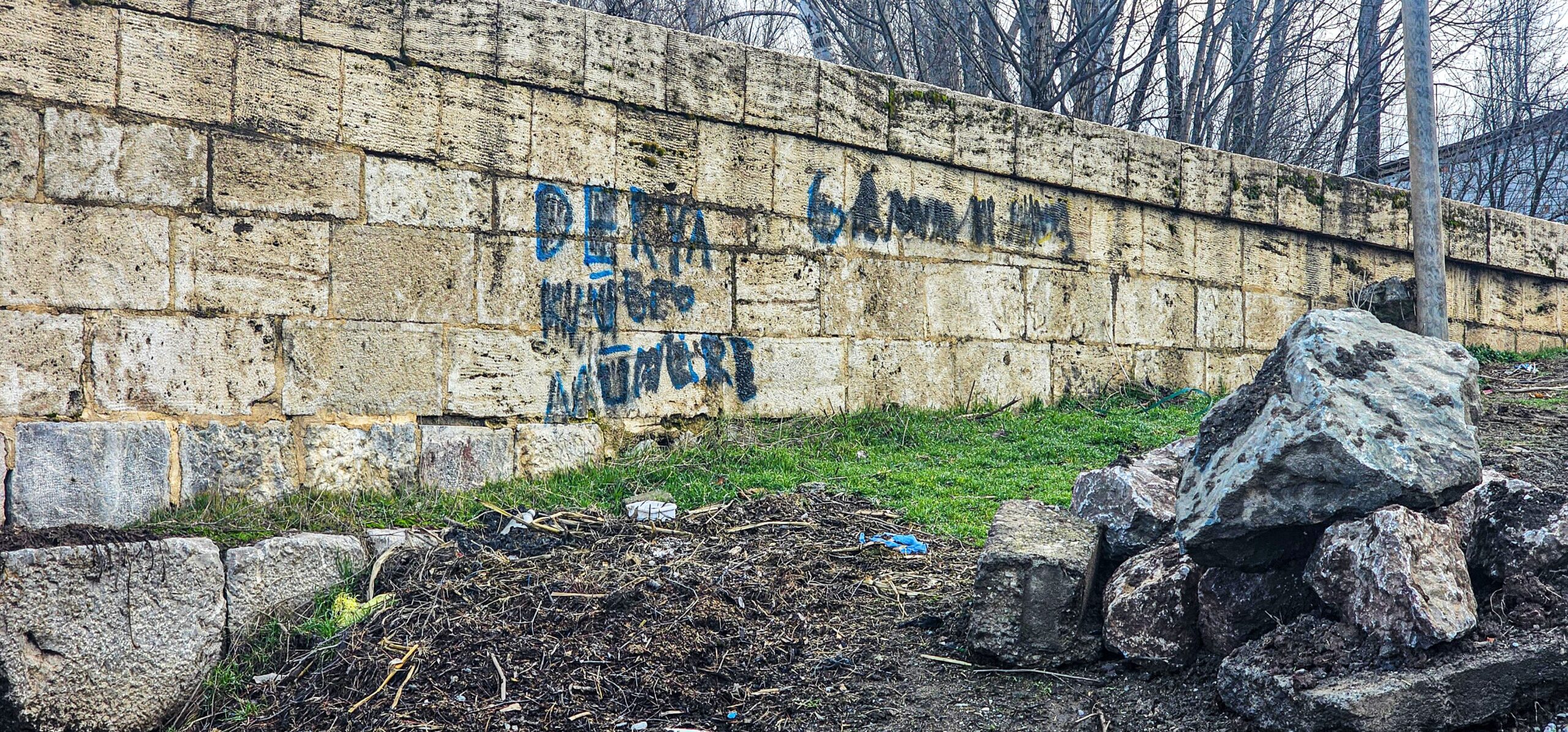 Tokat’ta 2 bin yıllık tarihi köprüye sprey boyalı saygısızlık