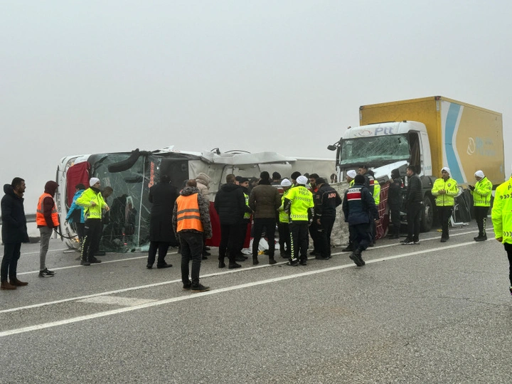 Malatya-Kayseri karayolunda yolcu otobüsü ile kamyon çarpıştı