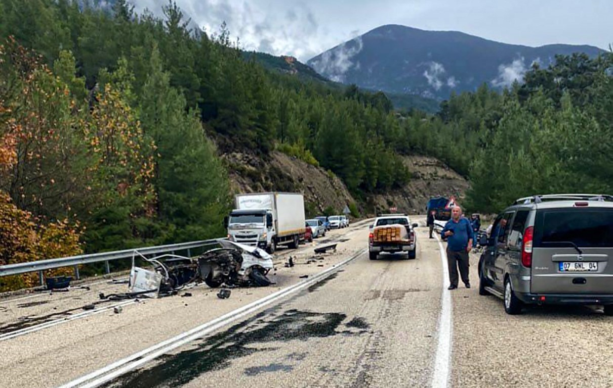 Tırla çarpışan araç ortadan ikiye ayrıldı