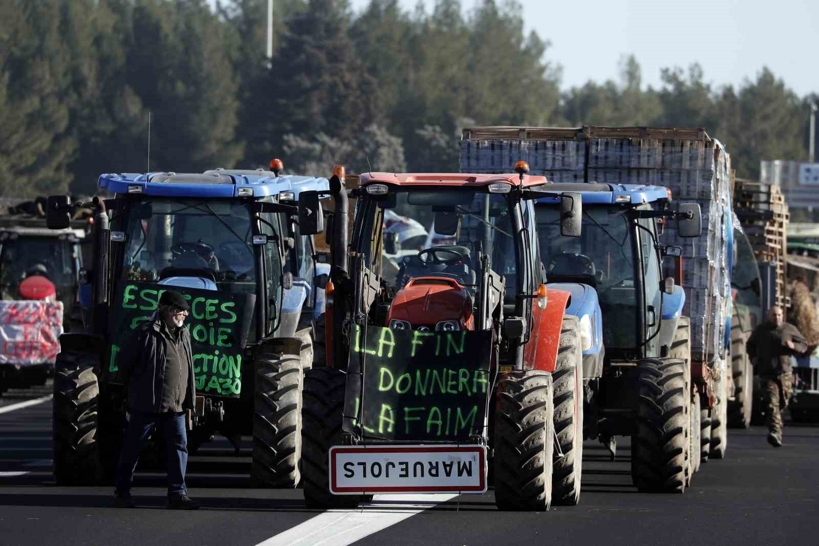 Fransa’da çiftçiler otoyola döktükleri ithal meyveleri ateşe verdi