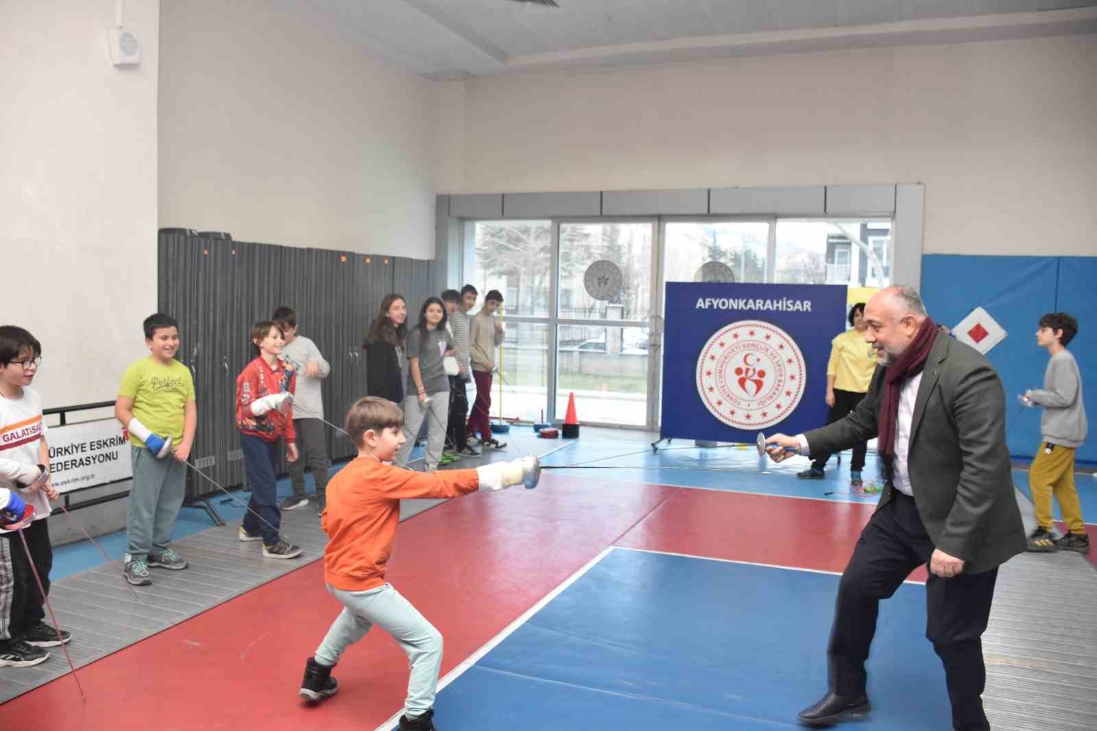 Taekwondo ve eskrim sporcuları yarıyıl tatilini verimli geçiriyor