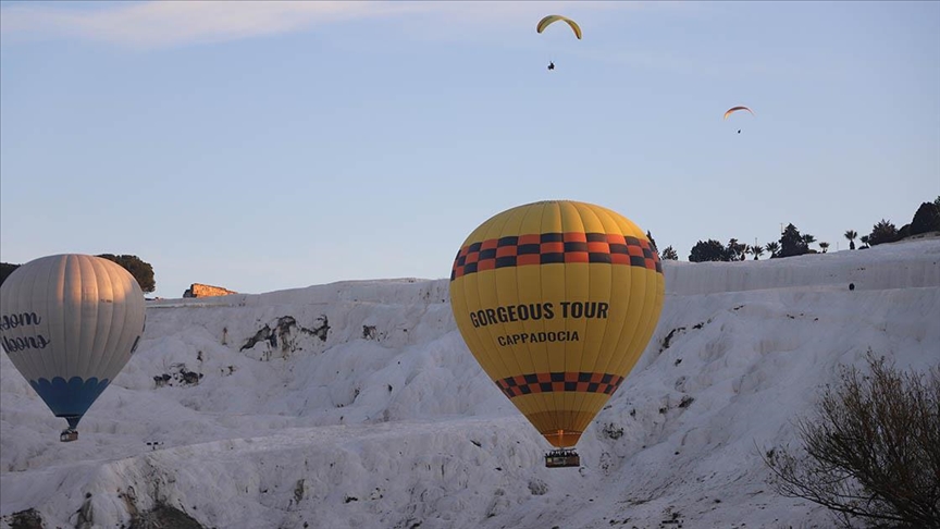 Pamukkale’de paraşütçüler, sıcak hava balonundan atladı