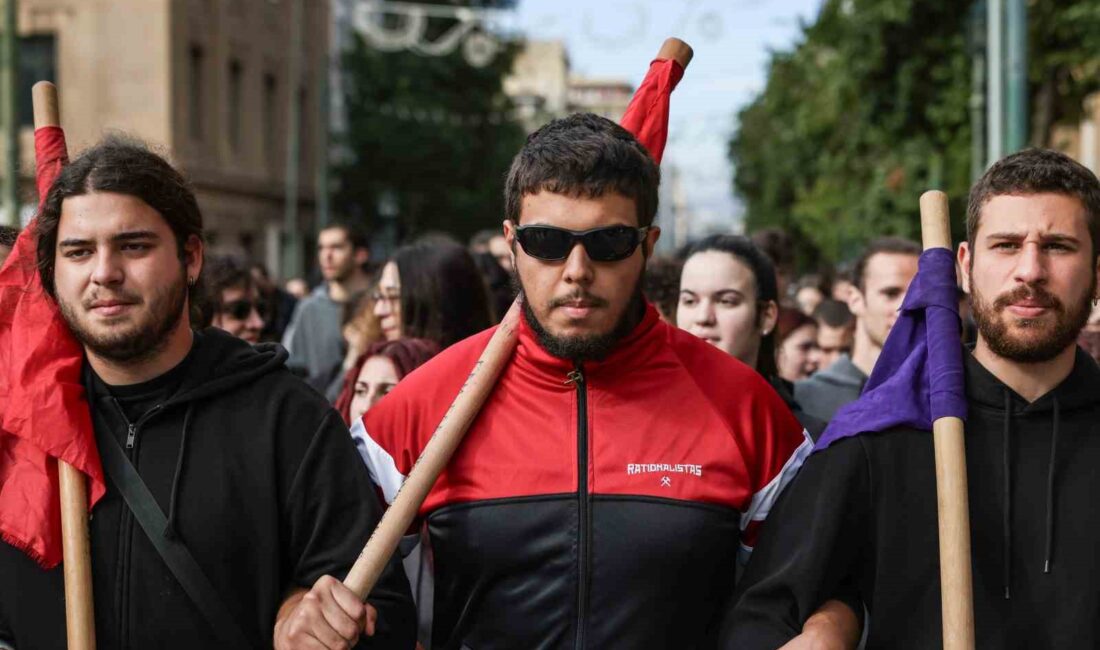 YUNANİSTAN’DA ÖĞRENCİLER, ÖZEL ÜNİVERSİTELERE