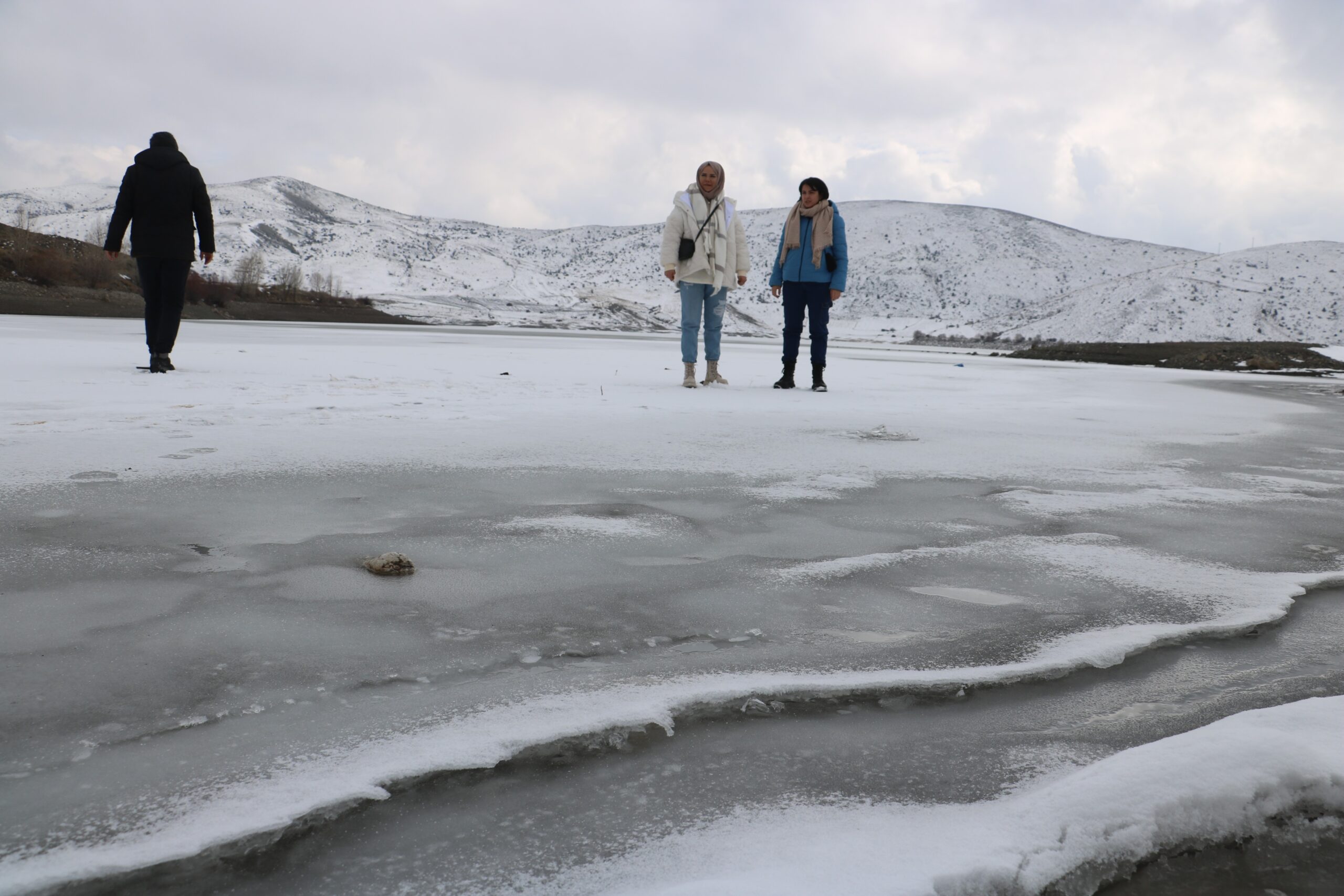 Hava sıcaklığının düştüğü kentte gölet buz tuttu