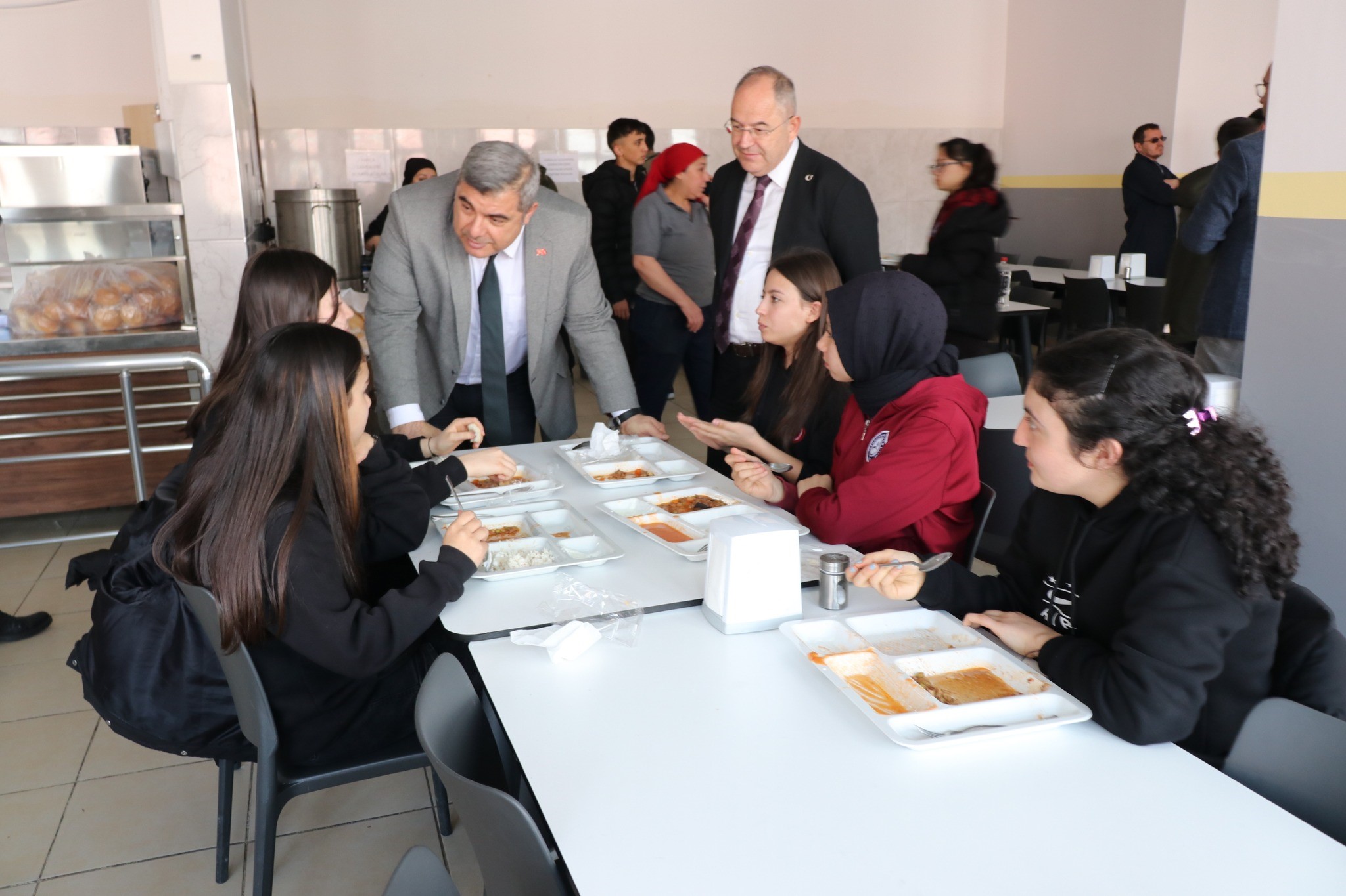 Sünnetci, öğrencilerle görüştü