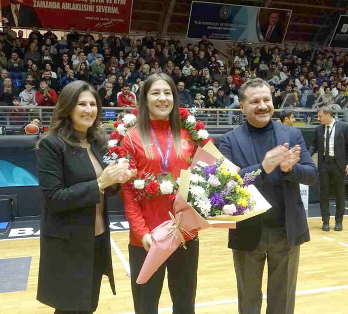 Yasemin Adar’a coşkulu tören