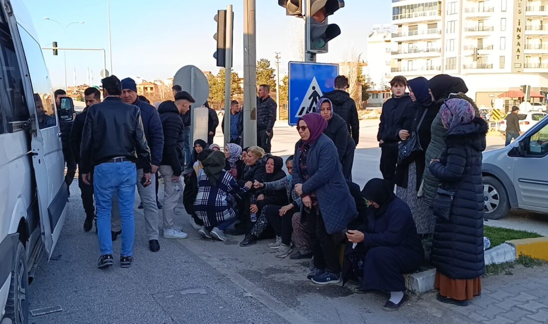 AFYONKARAHİSAR’DA İŞÇİ SERVİSİ KAZA