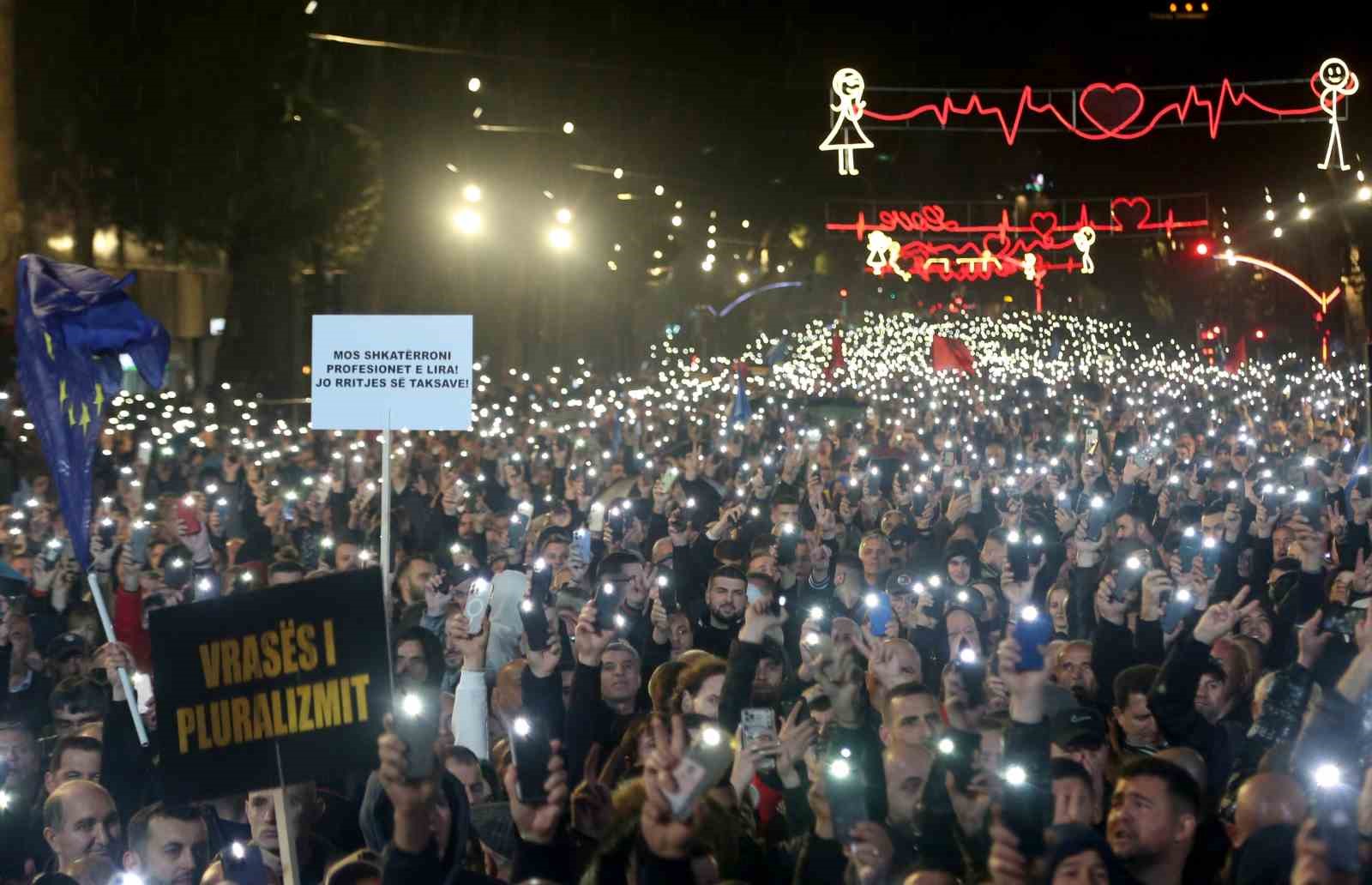 Arnavutluk’ta muhaliflerden hükümet binasına molotof kokteylli saldırı