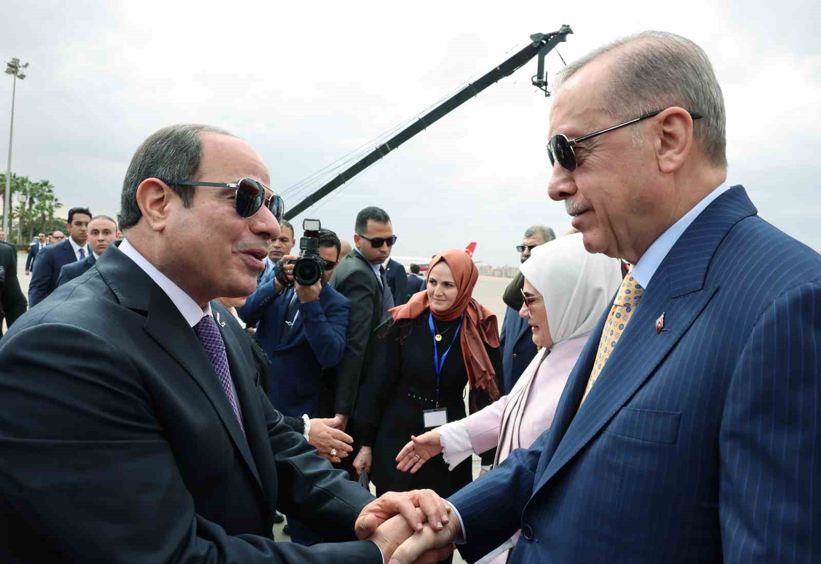 Cumhurbaşkanı Erdoğan’ı 12 yıl sonra Mısır’da Sisi karşıladı