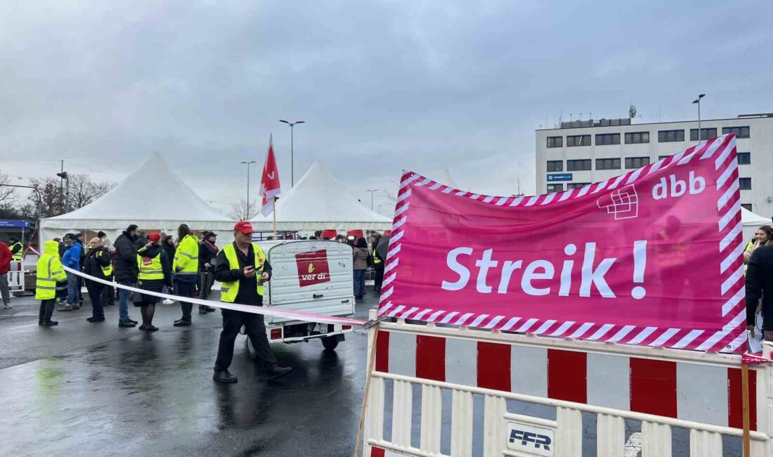 ALMANYA’DA FRANKFURT HAVALİMANI’NDA İŞÇİLER